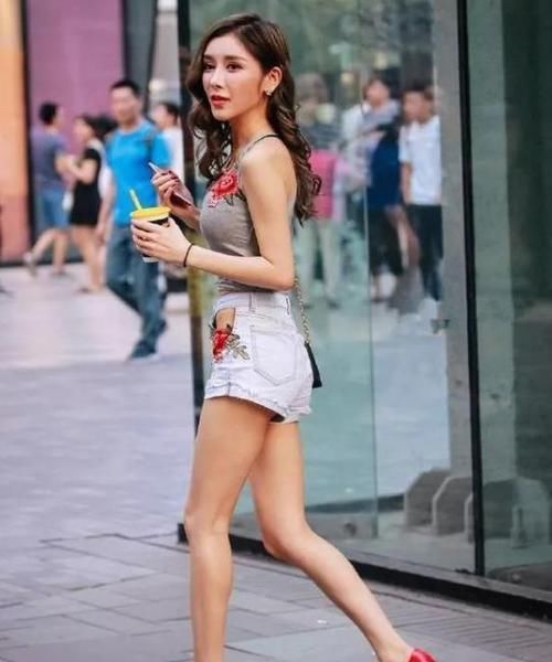  【妩媚】美女时尚街拍：芳菲妩媚的美女，一件卡其色连衣裙外搭浅色外套，时尚大气