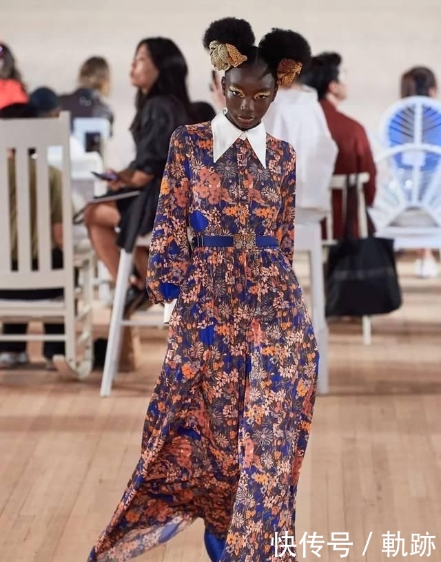 『花朵』2020开春 流行穿“开满花”的裙子,谁穿谁美!