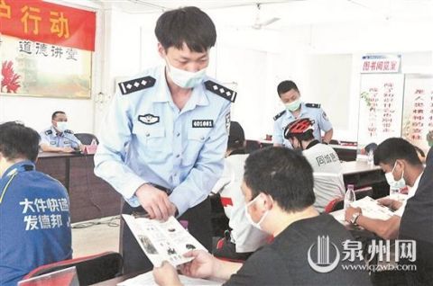 『车驾乘人员』“一盔一带” 守护安全 交警强调：驾车出行请戴安全帽系安全带