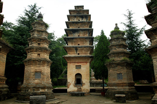 我国最大的一座古塔建筑群 是少林寺历代高僧的圆寂之地