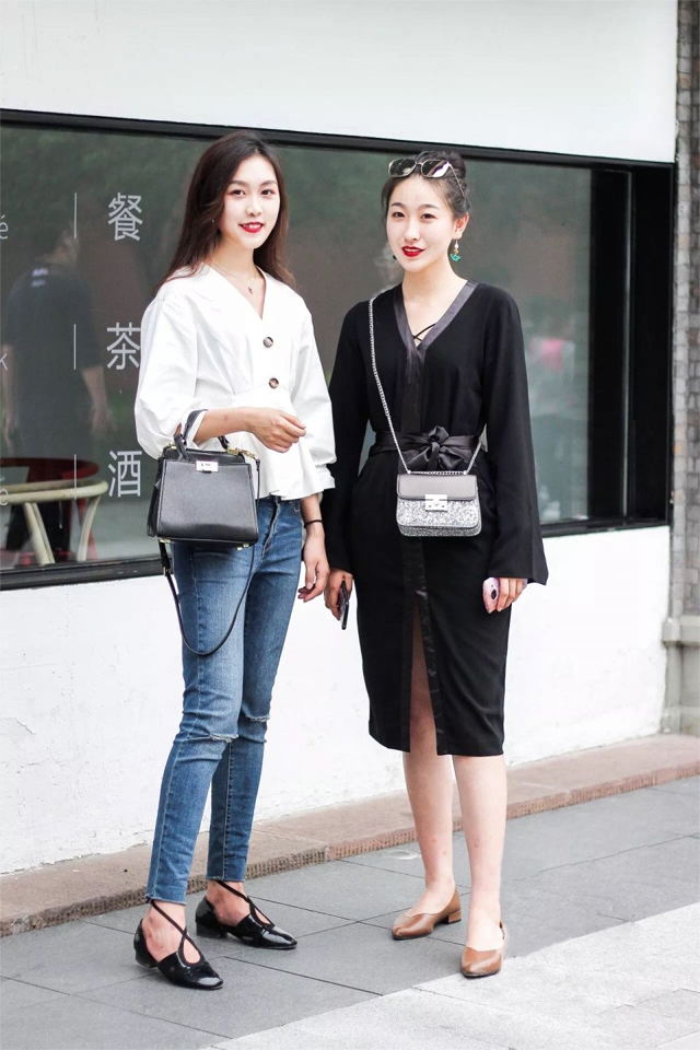 街拍：养眼的闺蜜们，不仅长得漂亮，身材也好的没话说！