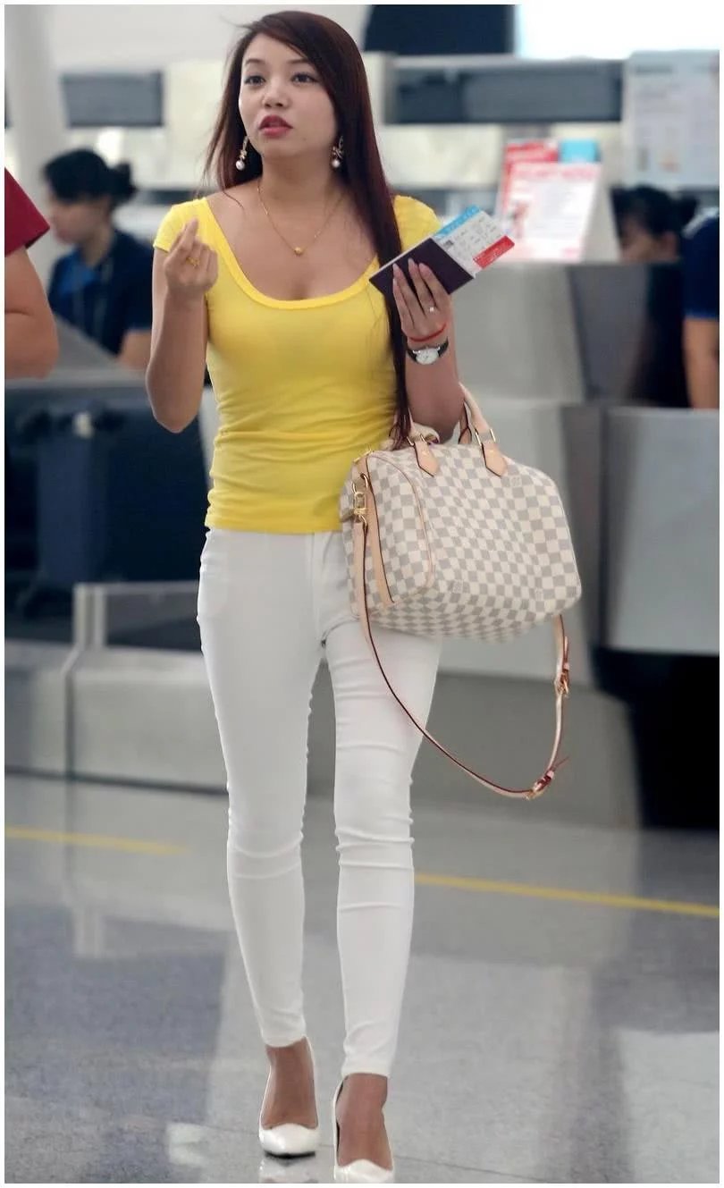 靓丽女生长发飘飘，白色紧身裤搭配修身低胸短袖，尽显成熟女人味