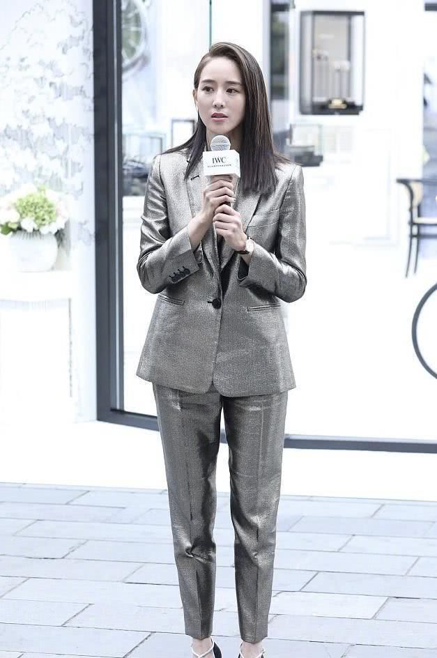  「身穿」张钧甯真是气质女神，身穿印花开叉裙装大秀身材，性感又时髦