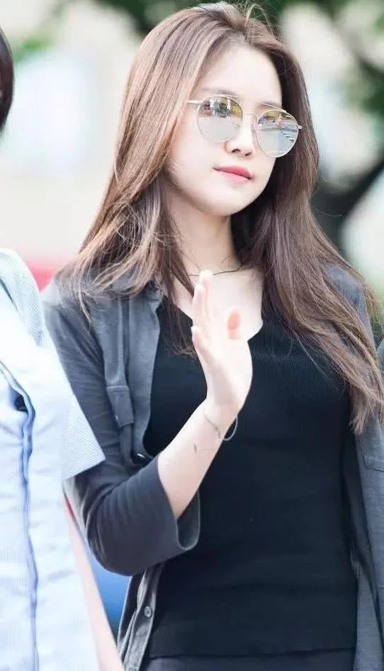 气质女神运动紧身裤外穿，黑色紧身裤包裹着玲珑有致的身躯，有种