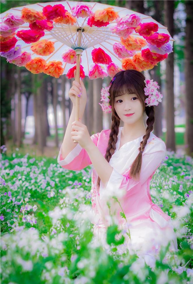 可爱俏皮美女娇憨性感花丛写真图片