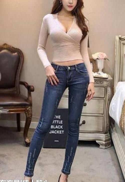 时尚牛仔裤展现女神气质，非常百搭修身，彰显清新脱俗气质！