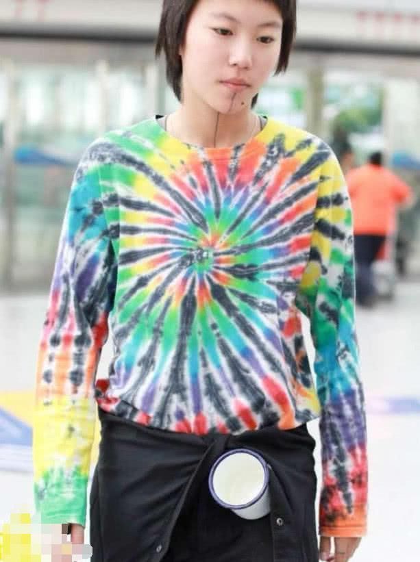 窦靖童这是玩哪一出，80年代的瓷杯子挂腰上，幸亏你娘是王菲！