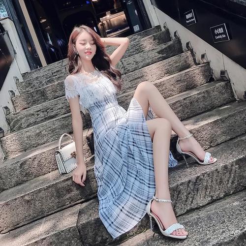 别让懒散束缚品味,名媛连衣裙展现街头百态,这个盛夏要你好看