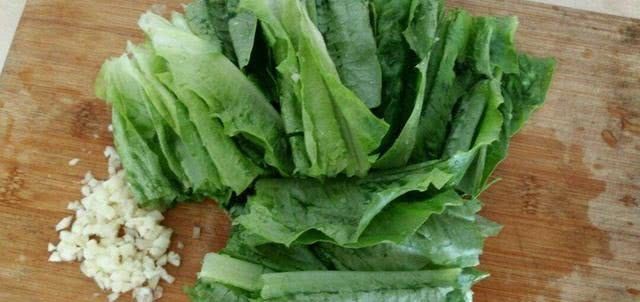  变小■这菜是“刮油大王”,三餐都吃它,连吃一周后,大肚腩明显变小