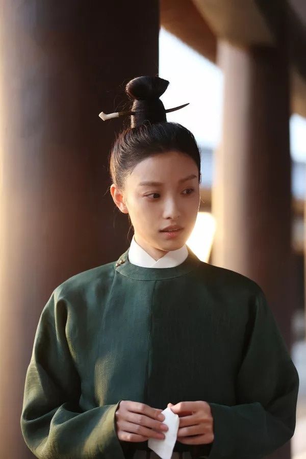 好看| 倪妮素颜扮男装依旧貌美!和精修图无差的好肤质该如何养成?