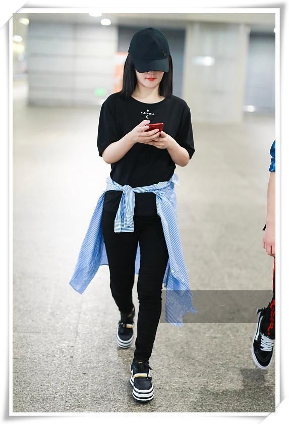 谢娜机场衬衫绑腰间撞上蔡依林，网友:村花和校花的区别一目了然