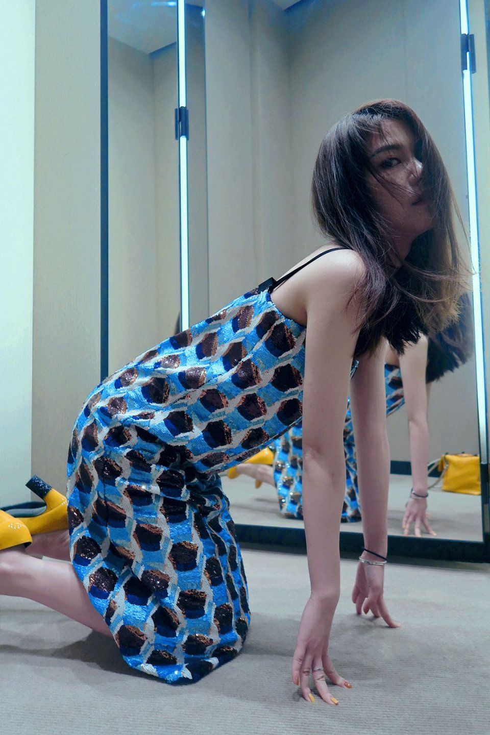 亲身示范丨原来真的可以在试衣间自拍出时尚芭莎封面!