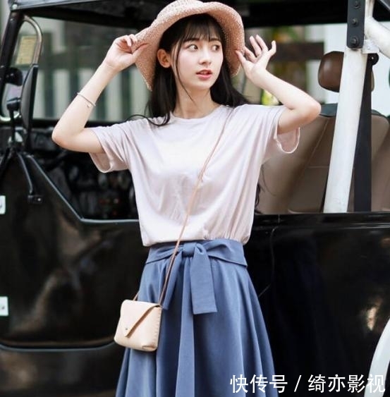  「以试一下」T恤叠穿或搭配不同款式的牛仔裤，都是春夏最nice穿搭CP！