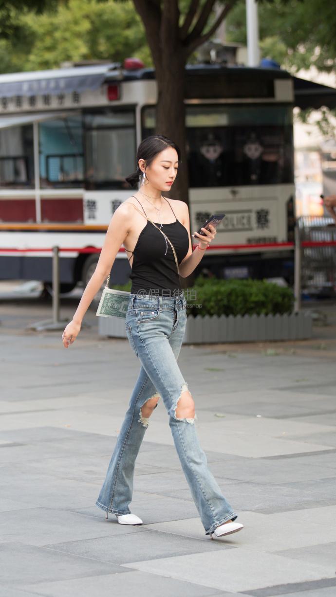 街拍：美女的S型身材完美的展现,小姐姐再热也能有好心情