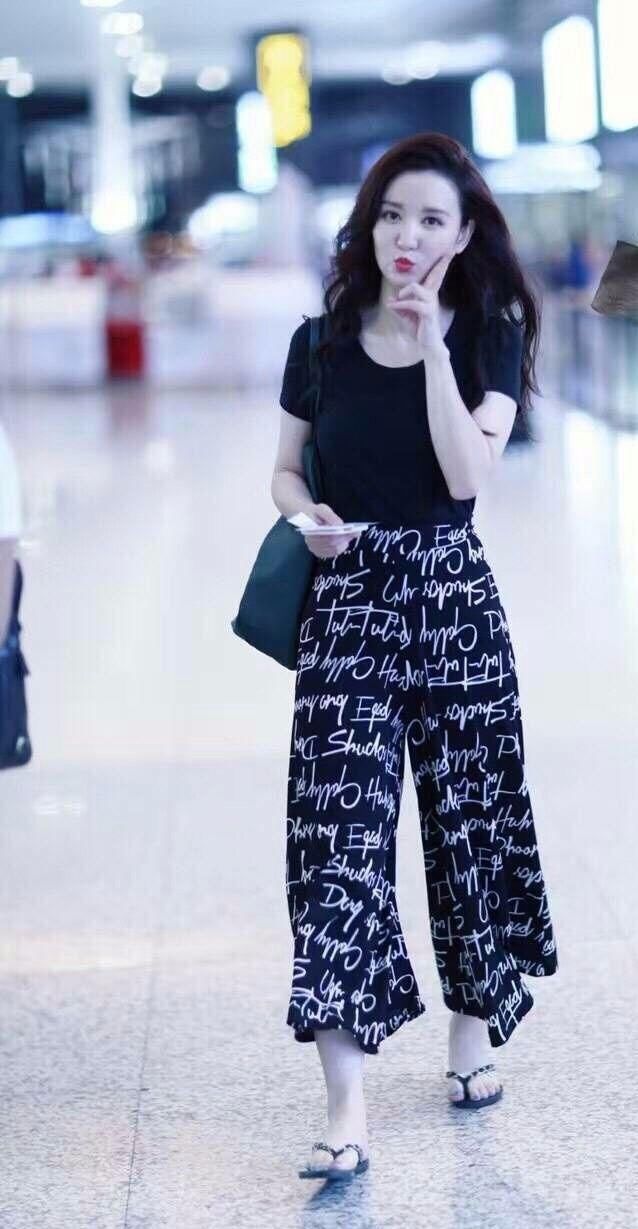 想不到张萌这么瘦!这么窄的裤脚都穿得进去，而且两腿空荡荡的!