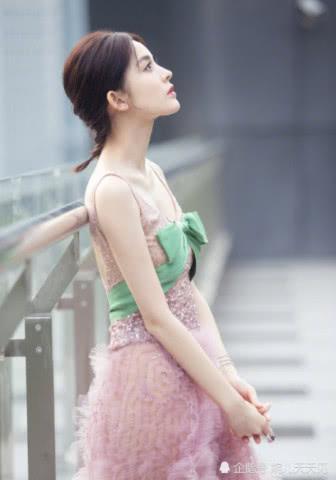 26岁娜扎真会穿，印花裙外面又套了一件小黑裙，时髦到飞起！