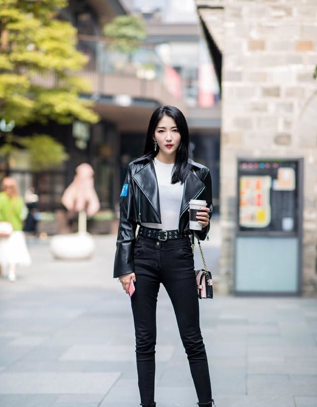  清爽■路人街拍,美女穿时髦的紧身裙,简洁清爽,更具吸睛效果