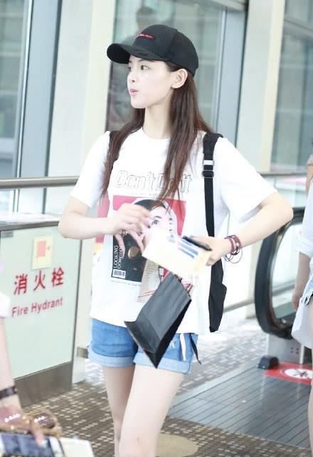 164孟美岐和168杨超越秀美腿，网友：大长腿和小短腿的差距！