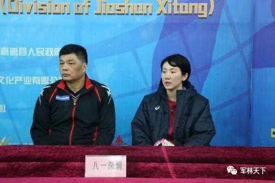 都是八一队的职业女军人，她们的发型却不一样，有一位还留大辫子