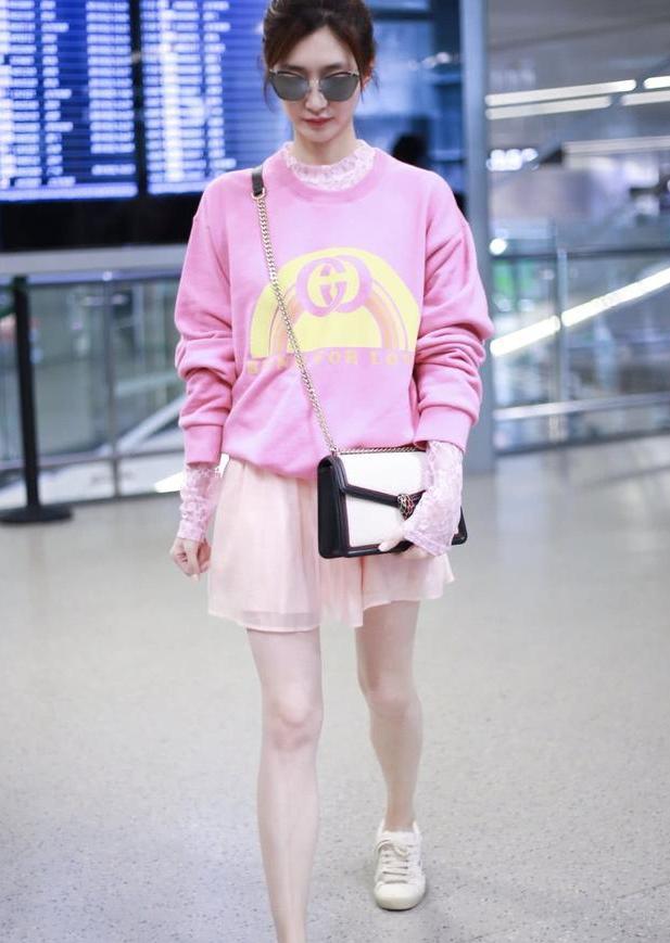 江疏影太甜了！浑身仅穿一件卫衣，这腿怕是买了高额保险吧