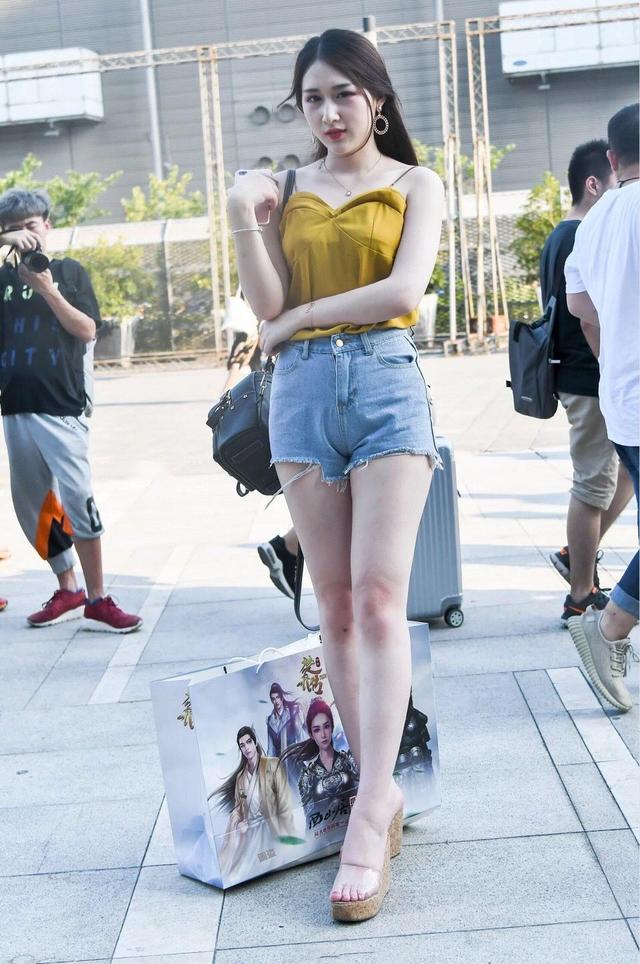 偶遇美女，清纯靓丽柔嫩肌肤，实在无可挑剔！