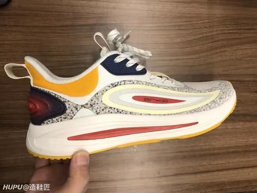  『匹克』鸿星尔克奇弹VS匹克态极2.0，新科技、满天星，抄与被抄的battle