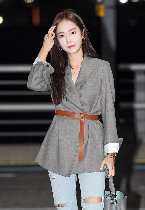 郑秀妍是怎么做到这样的？不需要皮带扣都能勒住，简直太牛了