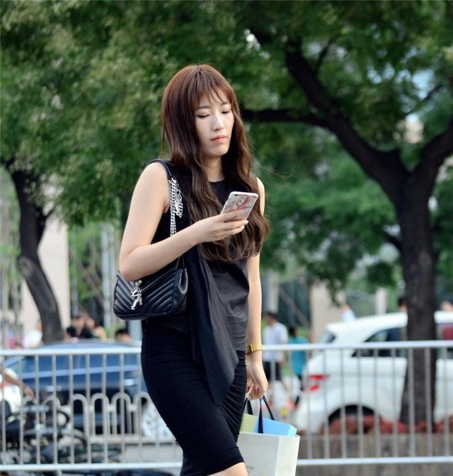 街拍 金色细高跟交叉绑带凉鞋, 黑色紧身裙美女