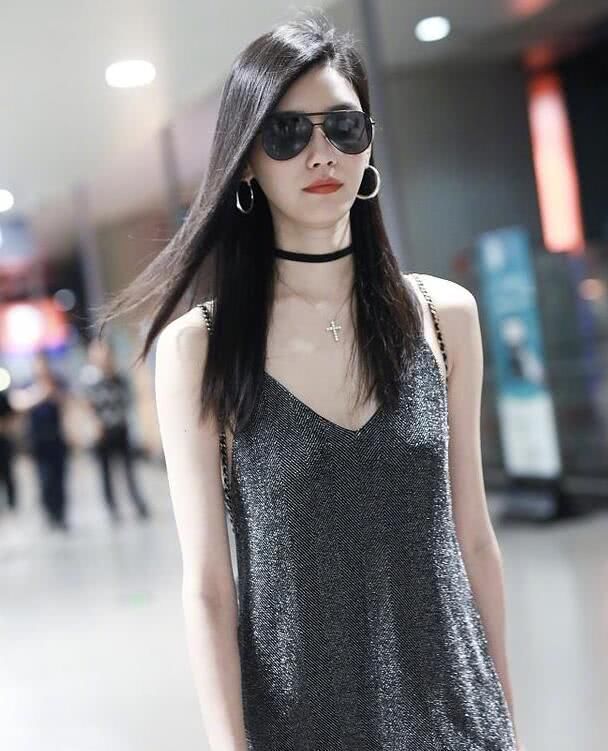 奚梦瑶穿吊带裙现身机场，裙子太短遭网友疯狂吐槽