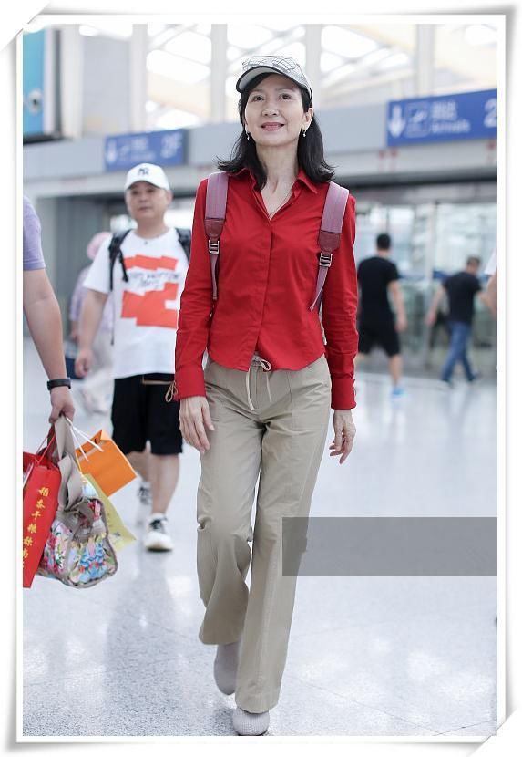 当59岁陈美琪和63赵雅芝同现机场，才知道保养与不保养差距有多大