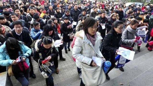 公务员工资低，为何不少农民却执意要孩子考？过春节时给出了答案