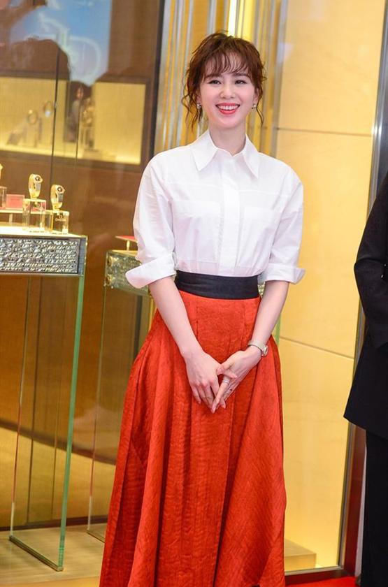  主角■白衬衫又成“单穿主角”!5月穿白衬衫出行,带来亮度与干净美感