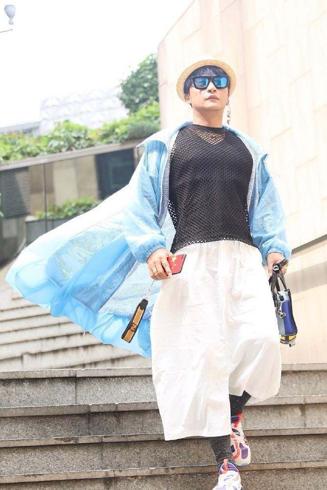 陈志朋的时尚太难懂，雨衣配网衫亮丝袜，网友：全身都是亮点