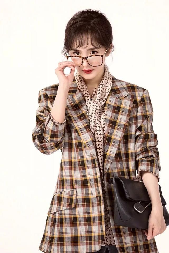 杨幂这一身被大家呼唤演“斯文败类”KK穿成红人鱼……让人想转发