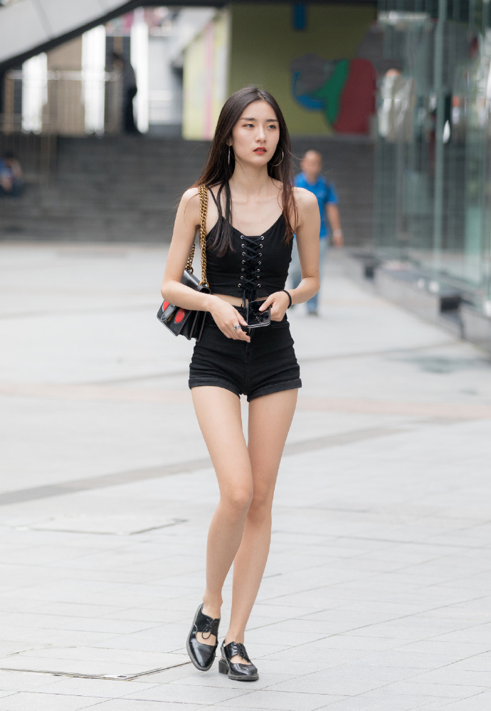 六位赏心悦目的美女，服装风格各异，美的效果却都是养眼！