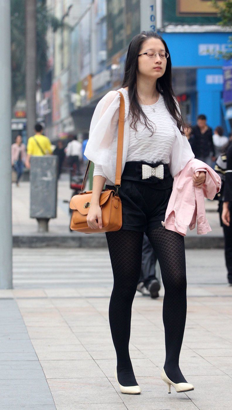 街拍:花纹黑丝美眉，丰腴的大长腿让人羡慕不已