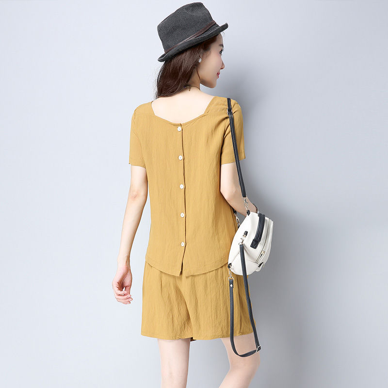 别傻傻T恤配牛仔?又丑又土!今年流行棉麻衫+短裤，轻便还美丽