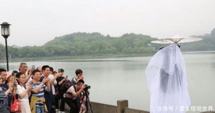 “白娘子”撑伞逛西湖, 没等来许仙, 却被保安驱赶