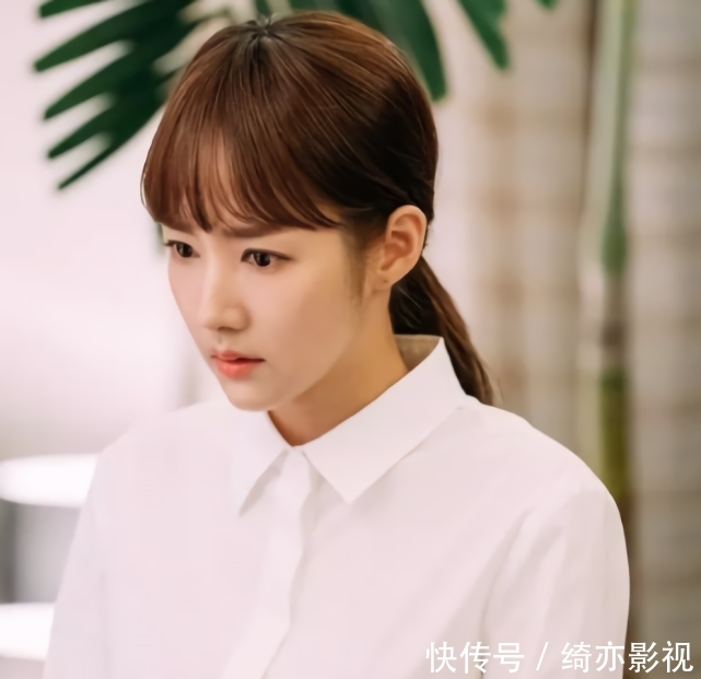 \"i4\": \"http://p0.qhimgs4.com/t010feea72212823a40.jpg?size=640x425\"没想到,2020年的赢家是这种裙子,太显身材了吧