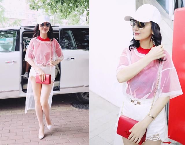 赵雅芝太拼了！短裤提太高勒出“三角区”难怪要用包包挡着！