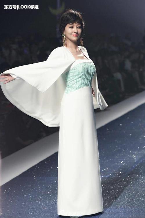 64岁赵雅芝风采不减当年，抹胸裙减龄40岁，网友：美翻了