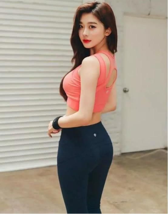 气质女神搭配修身打底裤，充满活力运动范十足！