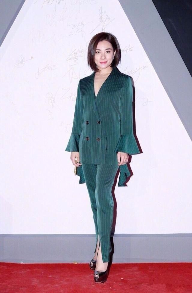 刘璇为了增高，也管不了鞋子好不好看！穿西装，真的只能看上半身