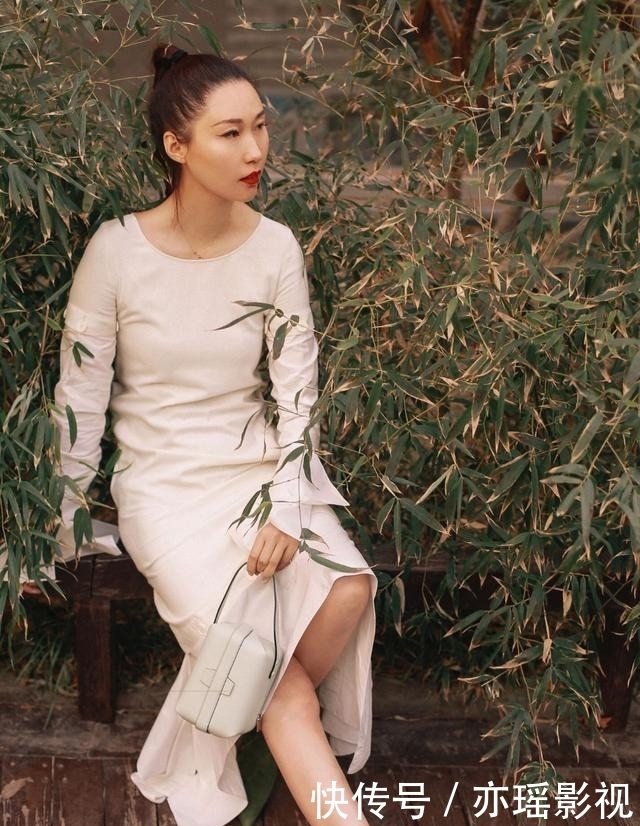  穿搭■她是中国时尚圈达人，今穿黑色针织衫配透视裙，美腿若隐若现