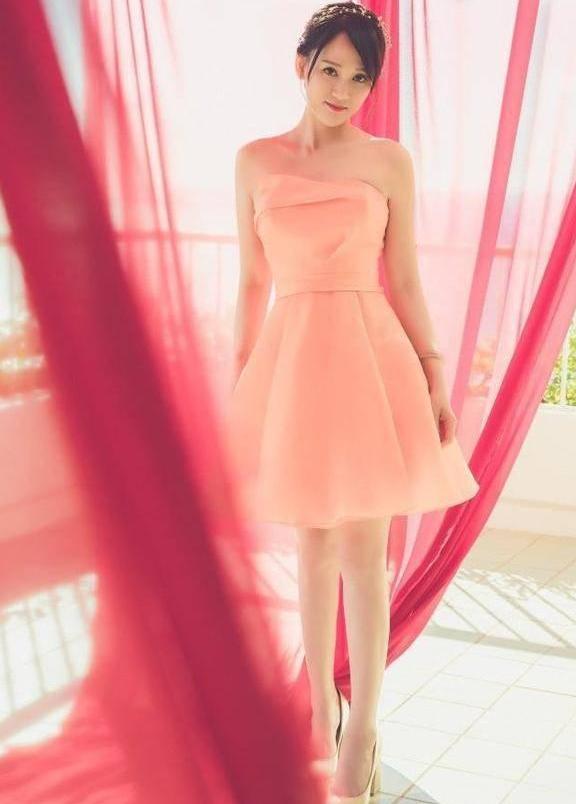 39岁陈乔恩和23岁徐璐同穿粉色抹胸裙,年轻居然败给了冻龄