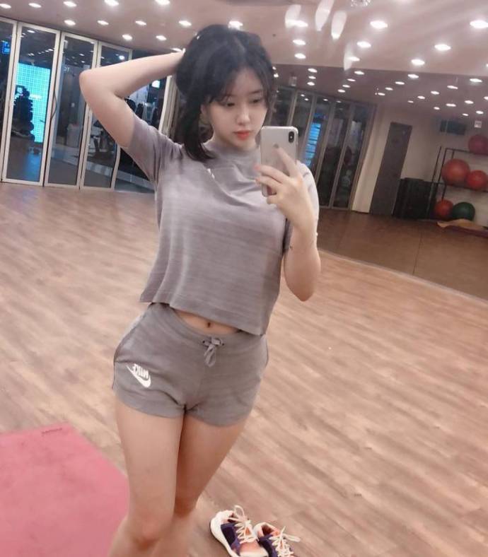 瑜伽裤的女人简单点，现在的小姐姐都爱这么勒吗?