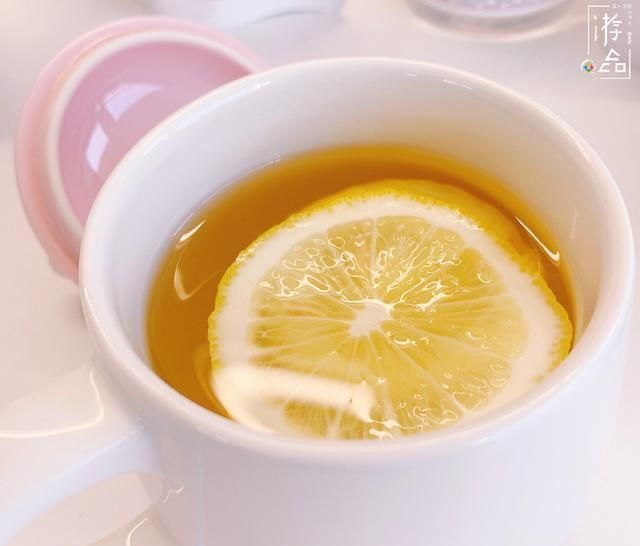  「西番莲」柠檬蜂蜜百香果特饮：果皮用盐搓，须去籽，发酵3天