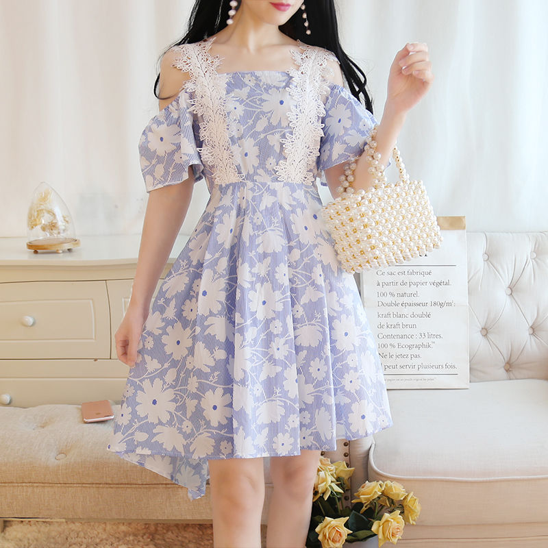 小姐姐又出来撩人了，性感一字领连衣裙，露出小香肩超迷人