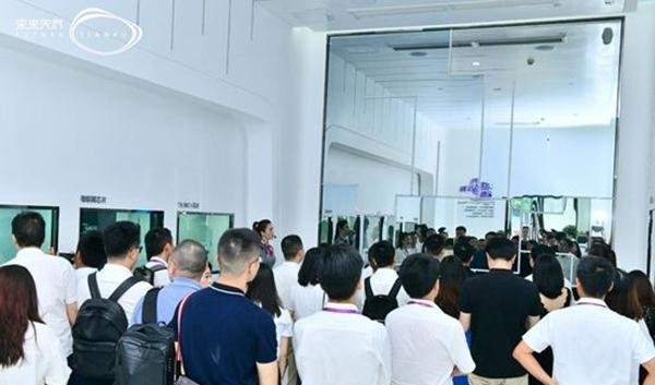 展出中国领先5G芯片 1000平米紫光展厅在蓉揭幕