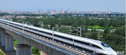 中国高铁时速达350公里，为何高压线却磨不断看完为我国自豪